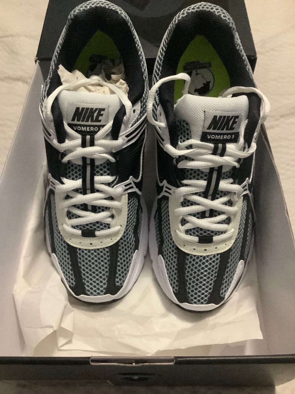 NIKE Zoom Vomero 5